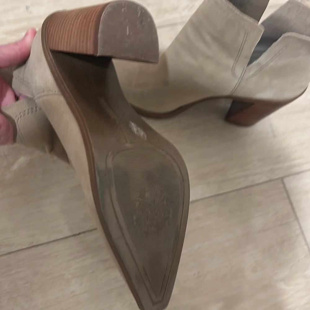 Vince Camuto Welland suede ankle boot size 7.5